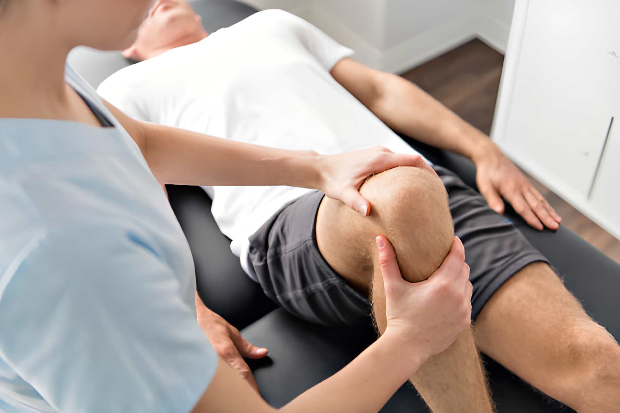 Knee assessment in progress—physical therapy clinic St. Petersburg provides expert orthopedic care.
