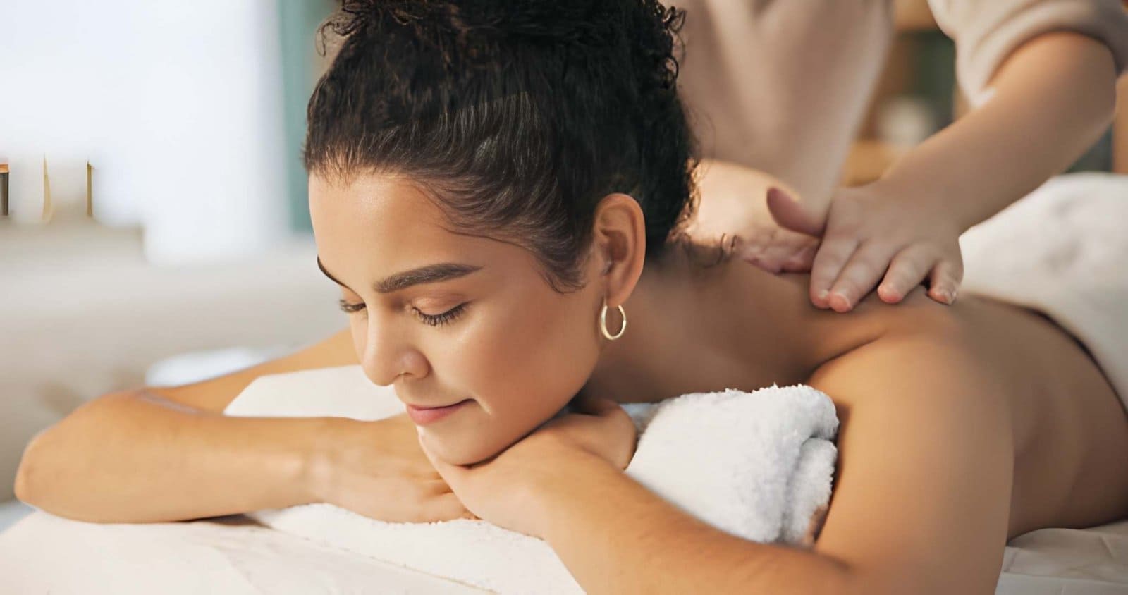 St Petersburg FL massage—therapist giving relaxing back massage in spa setting.